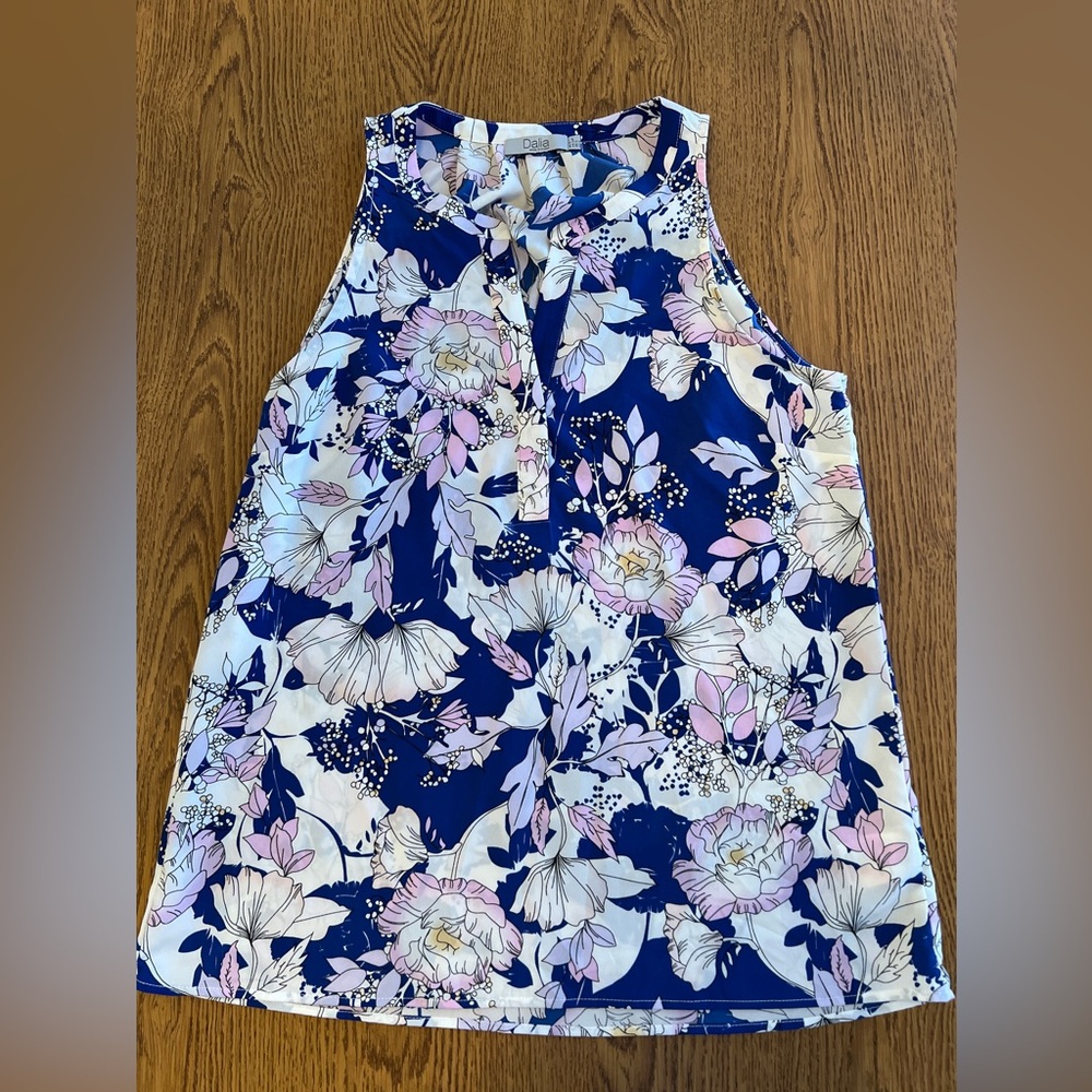 Dalia Blue & White Floral Sleeveless Blouse‎ Size S NWOT